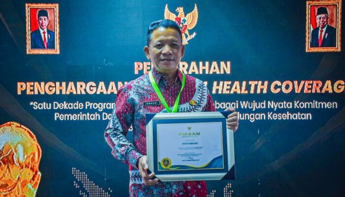 Pemerintah Kota Bekasi Menerima penghargaan Universal Health Coverage Award Tahun 2024
