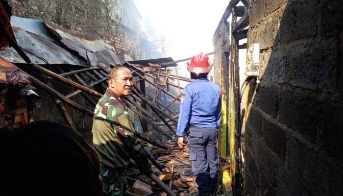 Gerak Cepat, Babinsa Koramil 03/Teluk Pucung Bantu Padamkan Kebakaran Rumah Warga