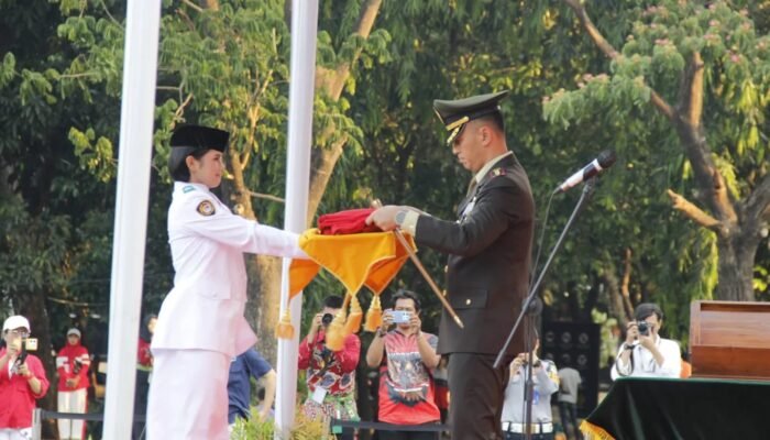 Dandim 0507/Bekasi Terima Bendera Merah Putih Saat Pimpin Upacara Penurunan Bendera HUT RI ke-79