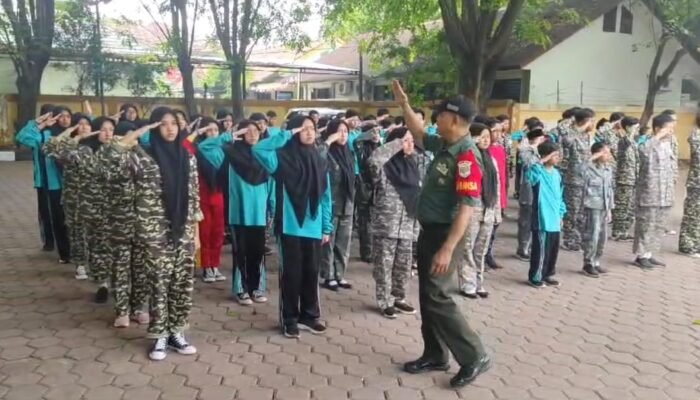 Tanamkan Disiplin Sejak Dini, Babinsa Jatimekar Latih PBB Dan Wasbang di Sekolah Yayasan ACN