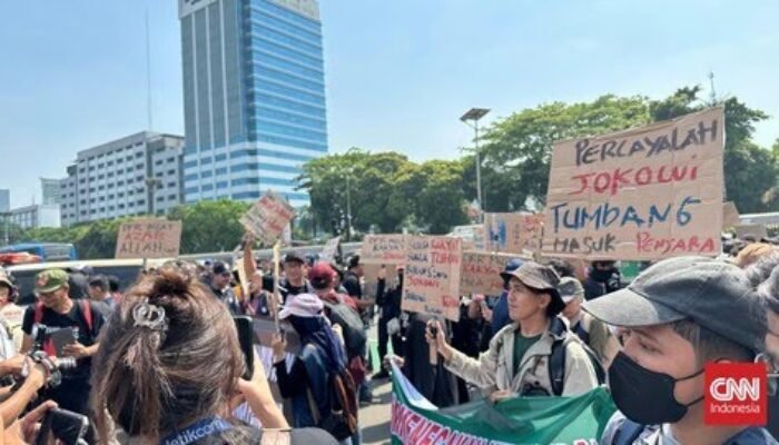 Aksi Tolak Pengesahan RUU Pilkada di Depan Gedung DPR RI, Massa Panjat Pagar