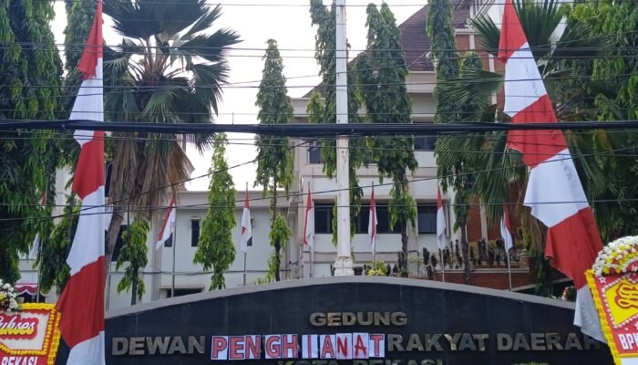 Pelantikan Anggota DPRD Kota Bekasi Diwarnai Aksi Unjuk Rasa Mahasiswa