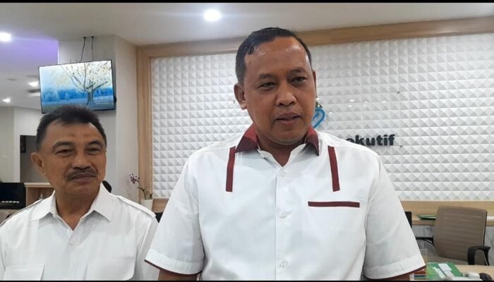 Lengkapi Berkas Pendaftaran Pasangan Tri – Harris Jalani Pemeriksaan Kesehatan