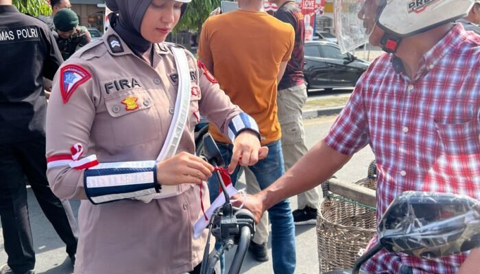 Semarakkan HUT RI, Polantas Bireuen Bagi-bagi Bendera Merah Putih ke Pengendara