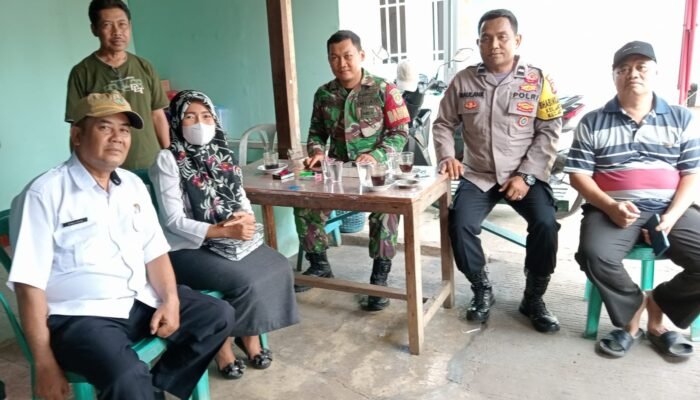 Perkuat Sinergitas, Bhabinkamtibmas dan Babinsa Jatiasih Ajak Warga Jaga Keamanan Lingkungan