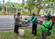 Bhabinkamtibmas Bagikan Nasi Kotak Dalam Kegiatan Jumat Berkah di Kelurahan Medan Satria