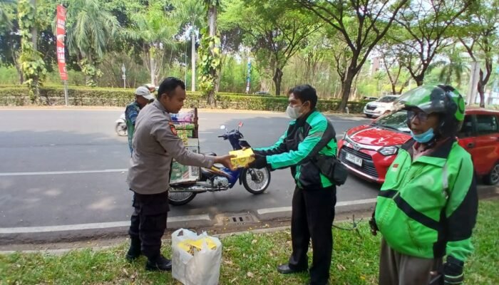 Bhabinkamtibmas Bagikan Nasi Kotak Dalam Kegiatan Jumat Berkah di Kelurahan Medan Satria