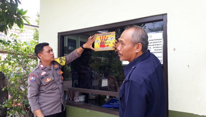 Bhabinkamtibmas Sosialisasi dan Pemasangan Spanduk Stop Tawuran di SMAN 10 Kota Bekasi