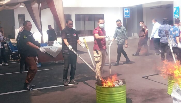 Satresnakoba Polres Metro Bekasi Kota Hadiri Pemusnahan Barang Bukti di Kejaksaan Negeri Kota Bekasi