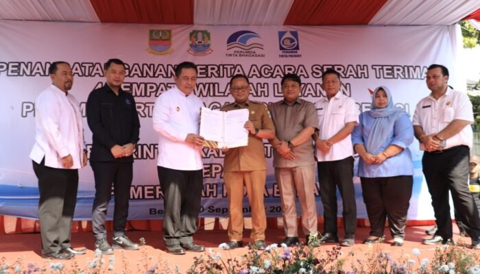 Penandatanganan Serah Terima 4 Wilayah Layanan Perumda Tirta Bhagasasi Ke Perumda Tirta Patriot