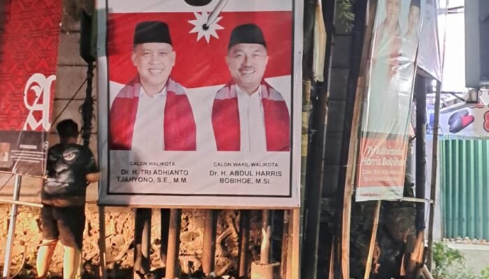 Siap Menangkan Ridho, Warga Jatibening Baru Bikin Spanduk Sendiri