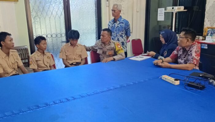 Cegah Tawuran, Bhabinkamtibnas Lakukan Intervensi dan Himbauan di SMPN 3 Bekasi