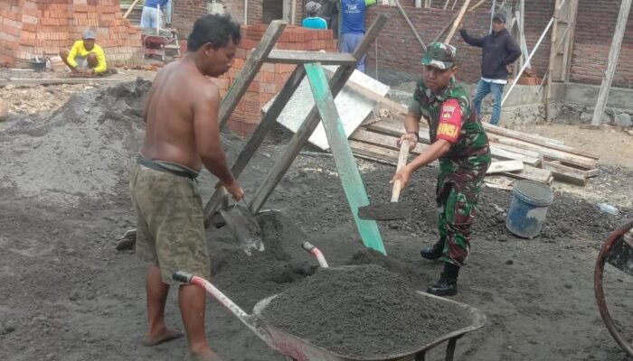 Babinsa Berkontribusi Dalam Pembangunan Rumah Warga, Wujudkan Kemanunggalan TNI dengan Rakyat