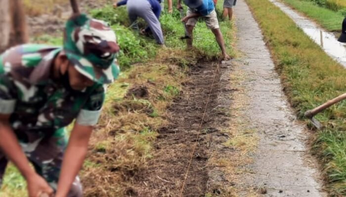 Babinsa dan Warga Bersatu Bersihkan Jalan, Wujudkan Lingkungan Sehat dan Asri