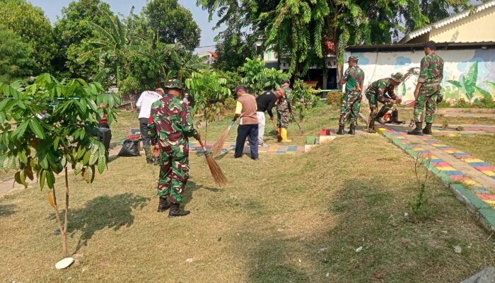 Koramil 03/Teluk Pucung dan Warga Bersatu Bersihkan Jalan, Wujudkan Lingkungan Sehat dan Asri