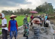 Babinsa dan Warga Bersatu Kerja Bakti Pengerasan Jalan Desa Tegaldowo