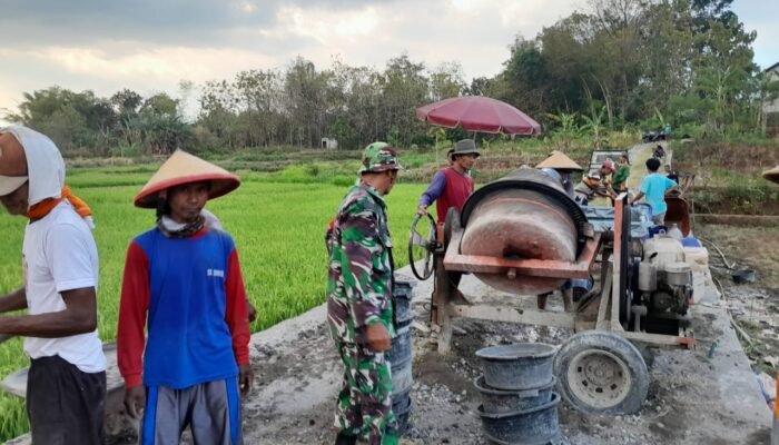 Babinsa dan Warga Bersatu Kerja Bakti Pengerasan Jalan Desa Tegaldowo