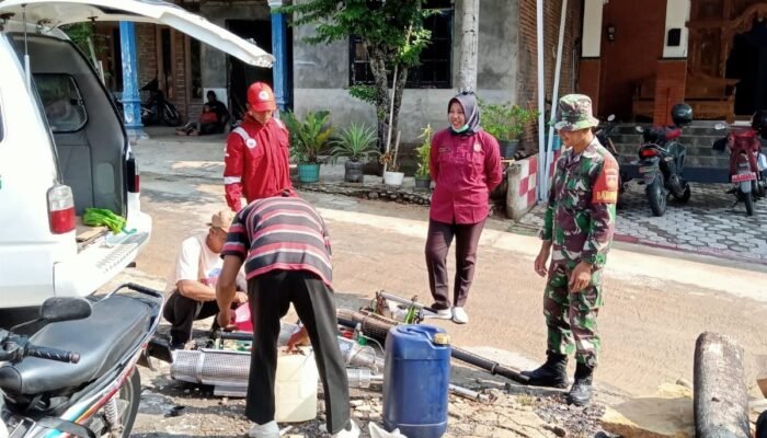 Babinsa Nogosari Turut Basmi Sarang Nyamuk DBD