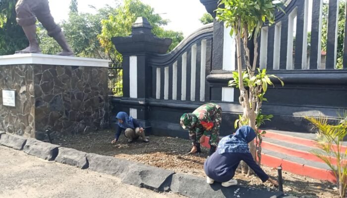 Sambut Hari Pahlawan Kodim Boyolali Ajak Masyarakat Bersihkan TMP