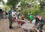 Babinsa Bangun Talud Jalan Jamin Aliran Air Lancar