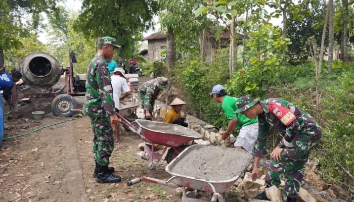 Babinsa Bangun Talud Jalan Jamin Aliran Air Lancar