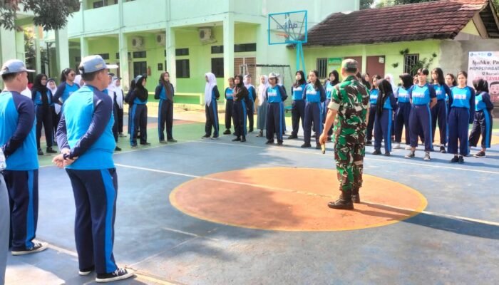 Babinsa Koramil 02/Pondok Gede Laksanakan “Army Go To School” di SMA Negeri 16