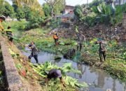 Cegah Banjir, Babinsa Koramil 03/Teluk Pucung Bersama Tiga Pilar dan Warga Gelar Karya Bakti