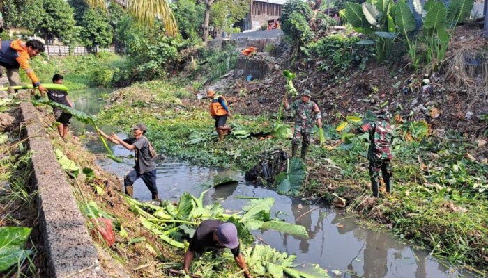 Cegah Banjir, Babinsa Koramil 03/Teluk Pucung Bersama Tiga Pilar dan Warga Gelar Karya Bakti