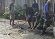 Babinsa Jatiraden Inisiasi Kerjabakti Bersama Warga Perbaikan Jalan Makam Umum Cogrek