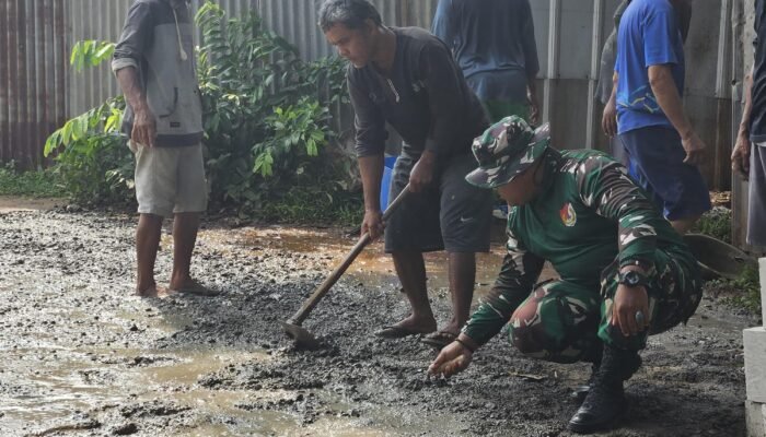 Babinsa Jatiraden Inisiasi Kerjabakti Bersama Warga Perbaikan Jalan Makam Umum Cogrek