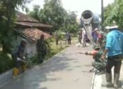 Babinsa Kerja Bakti Pengecoran Jalan Desa