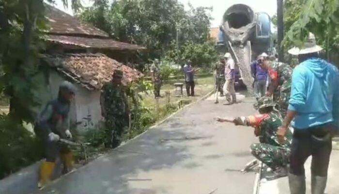 Babinsa Kerja Bakti Pengecoran Jalan Desa