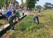 Babinsa Berperan Aktif Dalam Membersihkan Jalan Desa Tunjukkan Sinergitas TNI dengan Masyarakat