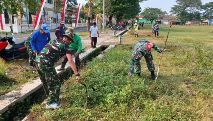 Babinsa Berperan Aktif Dalam Membersihkan Jalan Desa Tunjukkan Sinergitas TNI dengan Masyarakat