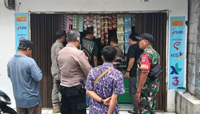 Babinsa Koramil 03/Teluk Pucung Bersama Bhabinkamtibmas dan Satpol PP Gerebek Toko Penjual Obat Terlarang