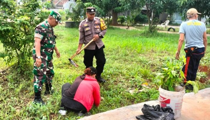 Lingkungan Bersih dan Asri, Babinsa Koramil 02/Pondok Gede Gelar Karya Bakti dan Penanaman Pohon