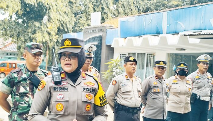 Kapolsek Rawalumbu Pimpin Apel Pengamanan Aksi Unjuk Rasa di KPUD Kota Bekasi
