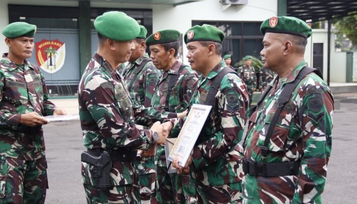 Dandim 0507/Bekasi Pimpin Upacara Pengibaran Bendera dan Wisuda Purna Bhakti