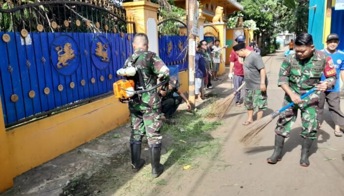 Ajak Peduli Kebersihan dan Kesehatan, Babinsa Jatiluhur Bersama Warga Gelar Karya Bakti