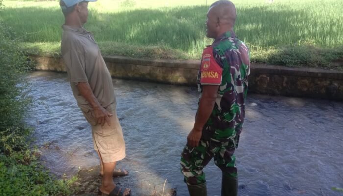 Babinsa Pentur Bersama Warga Binaan Periksa Saluran Irigasi