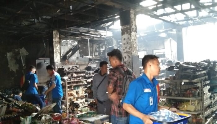 Indomaret di Bekasi Timur Hangus Di Lahap Si Jago Merah