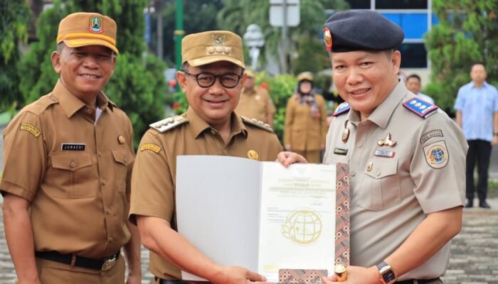 Pj. Wali Kota Bekasi Serahkan Penghargaan Jelang Penghujung Tahun 2024 Kepada Para Perangkat Daerah