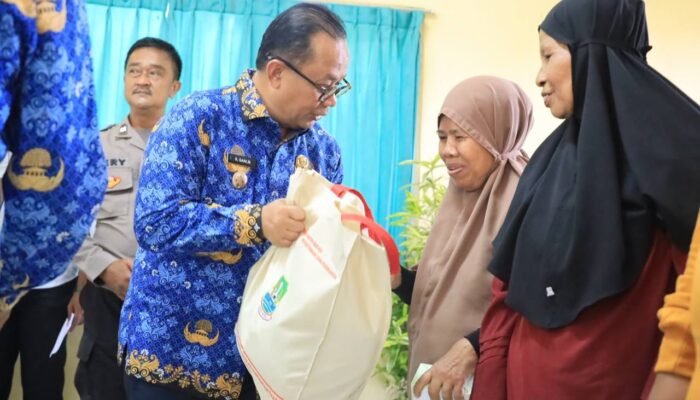 Pj. Wali Kota Bekasi Melalui Dinas Ketapang Salurkan Bantuan Cadangan Pangan Pemerintah Daerah
