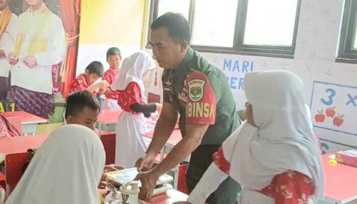 Bantu Distribusi Makan Siang Bergizi, Danramil 04/Jatiasih: Pastikan Berjalan dengan Baik dan Tersampaikan