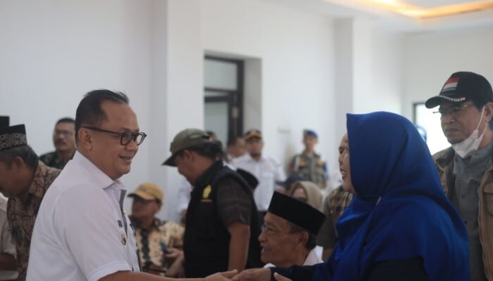 Pj. Wali Kota Bekasi Gani Muhamad Pimpin Rapat Minggon di Kecamatan Medan Satria