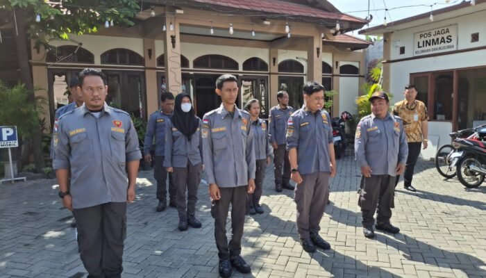 Babinsa Dan Bhabinkamtibmas Danukusuman Latih PBB Kepada Linmas
