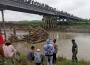 Babinsa Kemusu Bersama Petugas Gabungan dan Warga Melaksanakan Pencarian dan Evakuasi Warga Yang Tenggelam