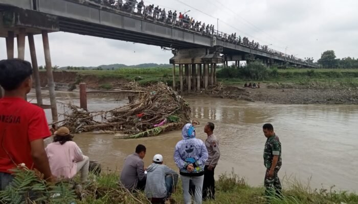 Babinsa Kemusu Bersama Petugas Gabungan dan Warga Melaksanakan Pencarian dan Evakuasi Warga Yang Tenggelam