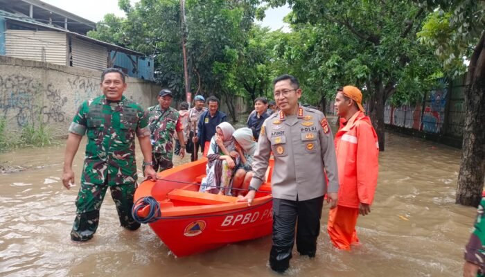 Kapolres Metro Jakarta Utara Tinjau dan Evakuasi Korban Banjir di Semper Barat Cilincing