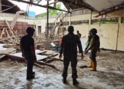 Anggota Koramil 03/Serengan Bersama Warga Kerja Bakti Gedung Balai Kampung yang Roboh